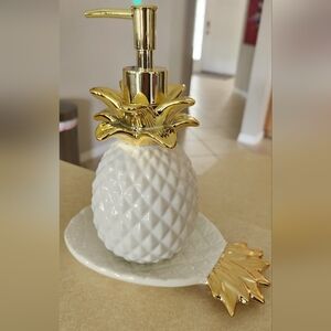 Pineaple Soap dispenser with Tray